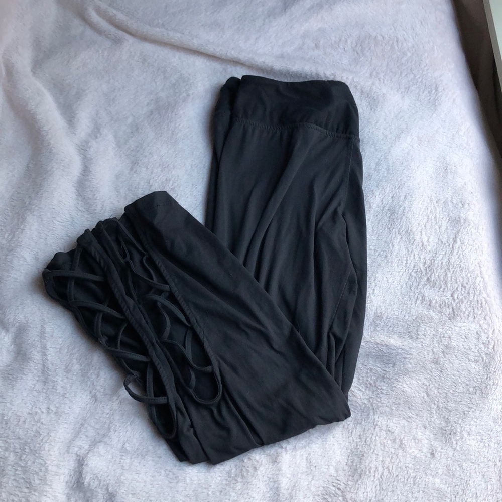 Leggings with cris-cross accents